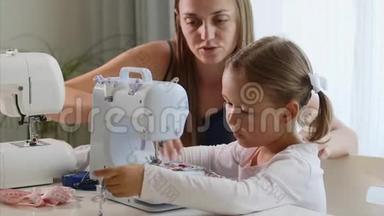 一个女孩在<strong>机器</strong>上缝纫。 <strong>妈妈</strong>展示如何使用设备。 特写镜头。